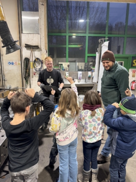 Lebendiger Adventskalender – Tanner Kinder zu Besuch bei SIMONMETALL